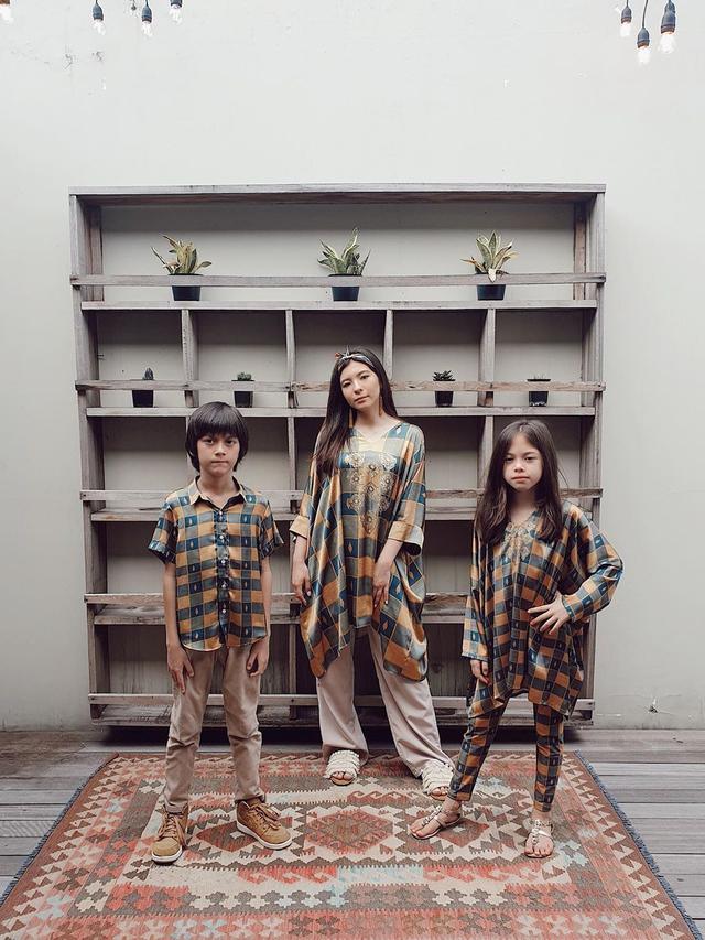 Beda Ayah, Ini 6 Potret Kekompakan Ketiga Anak Wulan Guritno