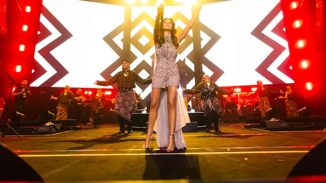 Sentuhan Budaya Indonesia Lewat Kostum Back Dancer [Rajawali Indonesia]