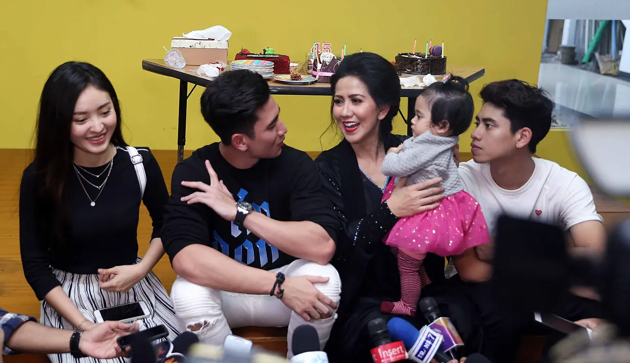 Tepat di hari ulang tahun mamanya, Verrell telah menyiapkan beberapa kejutan. Salah satunya adalah menghadirkan Natasha Wilona yang ternyata sudah diundang oleh Venna sebelumnya. (Nurwahyunan/Bintang.com)