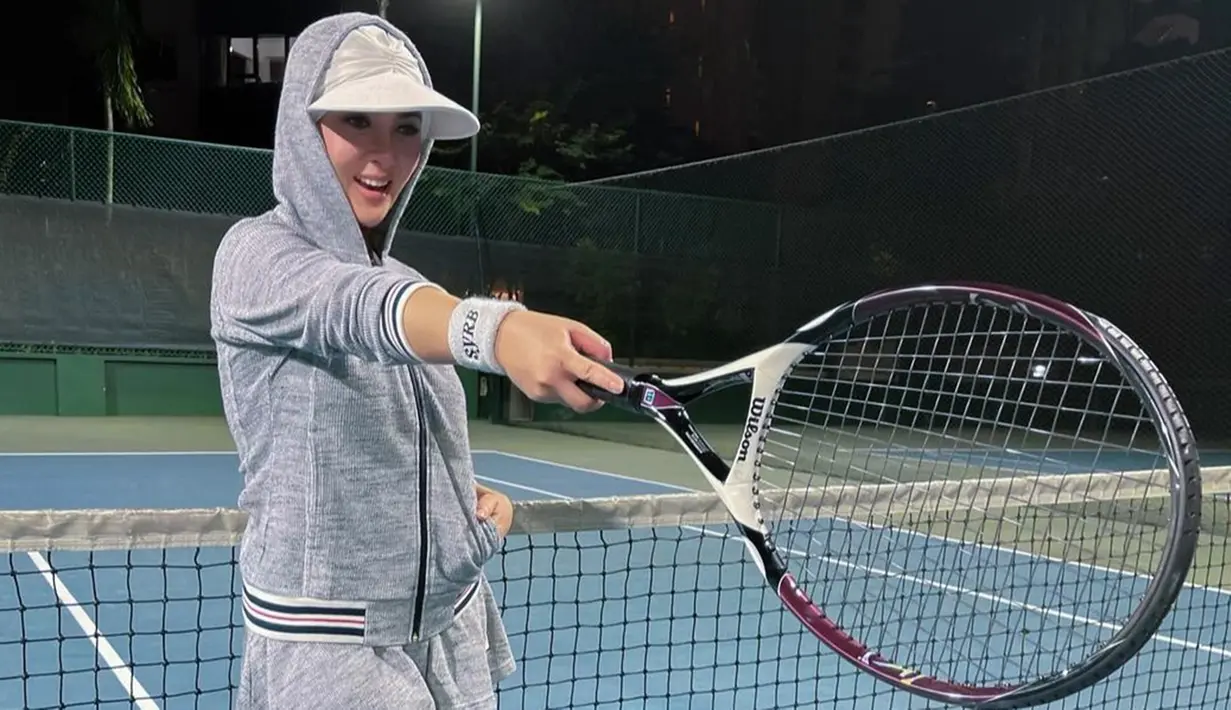 Selain bersepeda, istri Reino Barack ini kerap lakukan aktivitas olahraga tenis. Setelah 18 bulan istirahat dari tenis, Syahrini kembali melakukan olahraga tenis. Sebelum latihan tenis, dirinya melakukan pemanasan dan streatching terlebih dahulu. (Liputan6.com/IG/@princessyahrini)