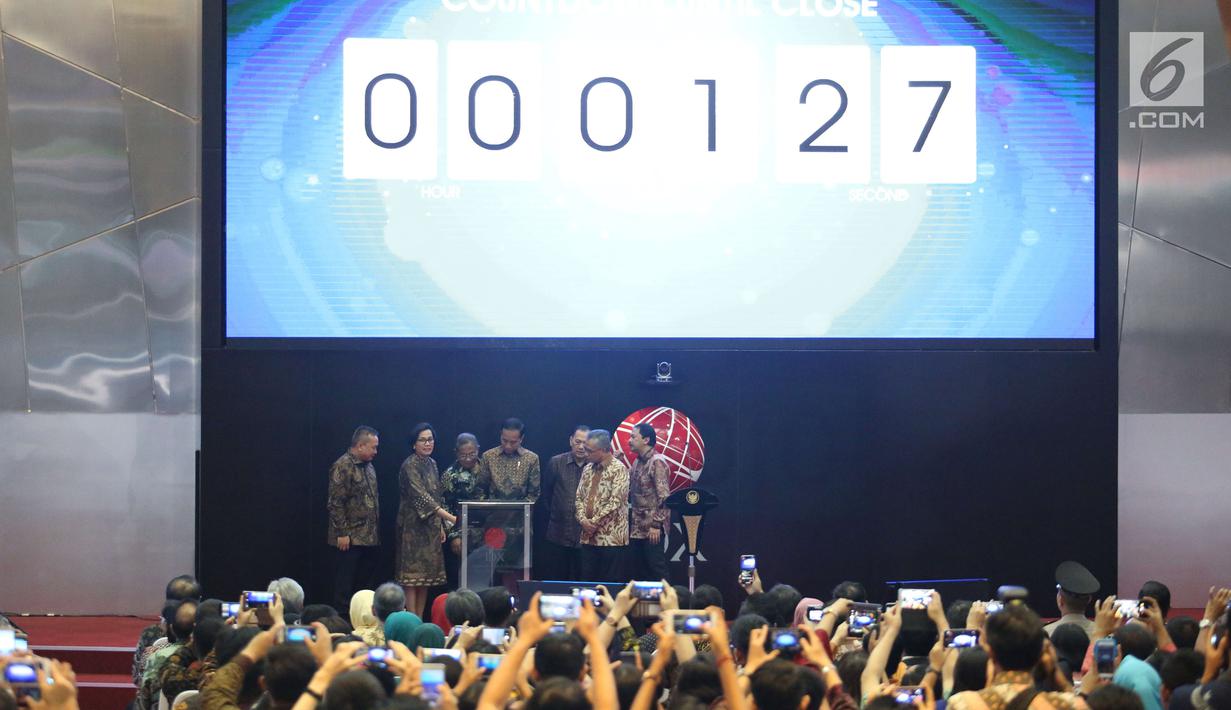 Presiden Joko Widodo (tengah) didampingi Menkeu, Gubernur BI, Menkoperek, Ketua Dewan Komisioner OJK dan Direktur Bursa Efek Indonesia (BEI) saat menutup index saham gabungan 2017 di BEI, Jakarta, Jumat (29/12). (Liputan6.com/Angga Yuniar)
