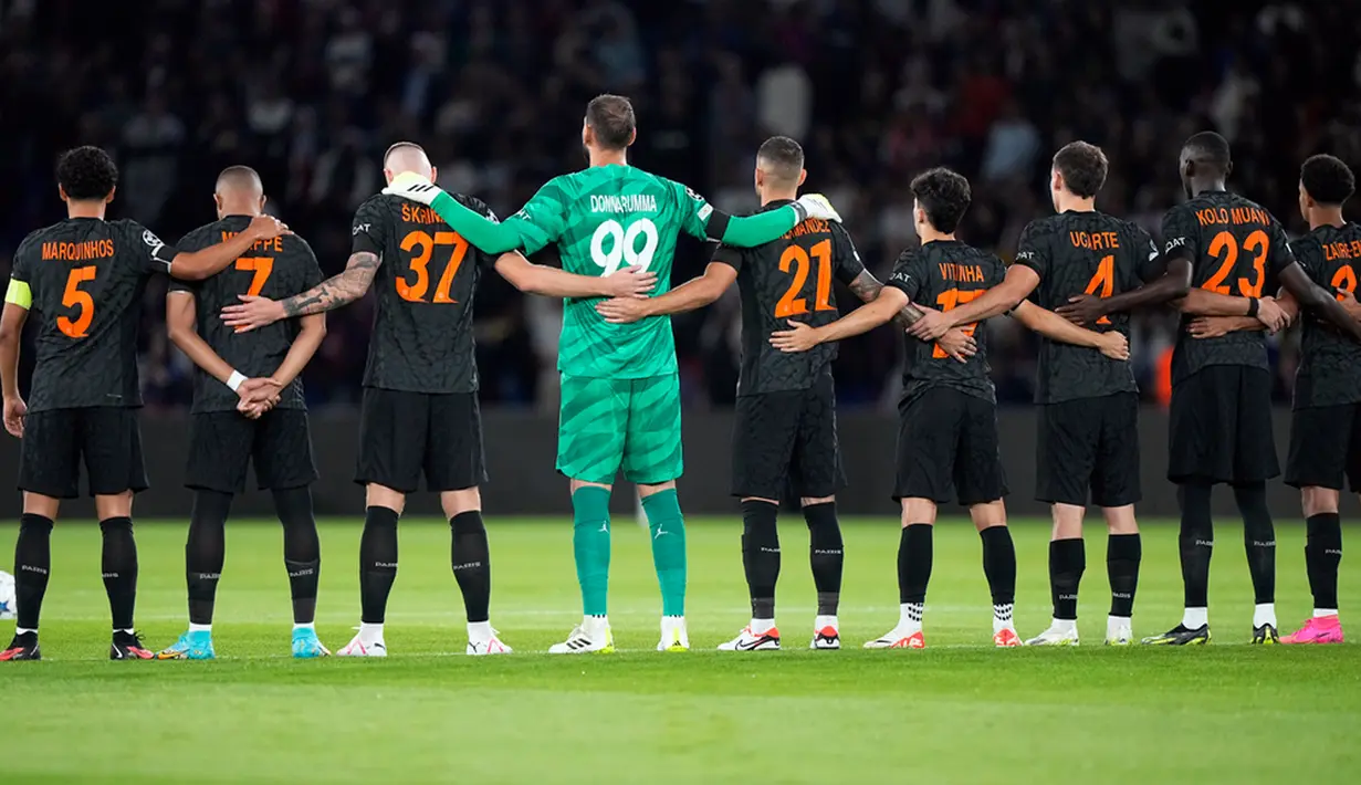 Pemain Paris Saint-Germain (PSG) mengheningkan cipta selama satu menit untuk mengenang para korban banjir Libya dan gempa Maroko sebelum pertandingan sepak bola Grup F Liga Champions antara Paris Saint-Germain (PSG) dan Borussia Dortmund di Stadion Parc des Princes, Paris, Prancis, Selasa (19/9/2023). Banjir Libya menewaskan lebih dari 11.000 orang dan 10.100 lainnya hilang, sementara gempa Maroko menewaskan setidaknya 2.900 orang. (AP Photo/Michel Euler)
