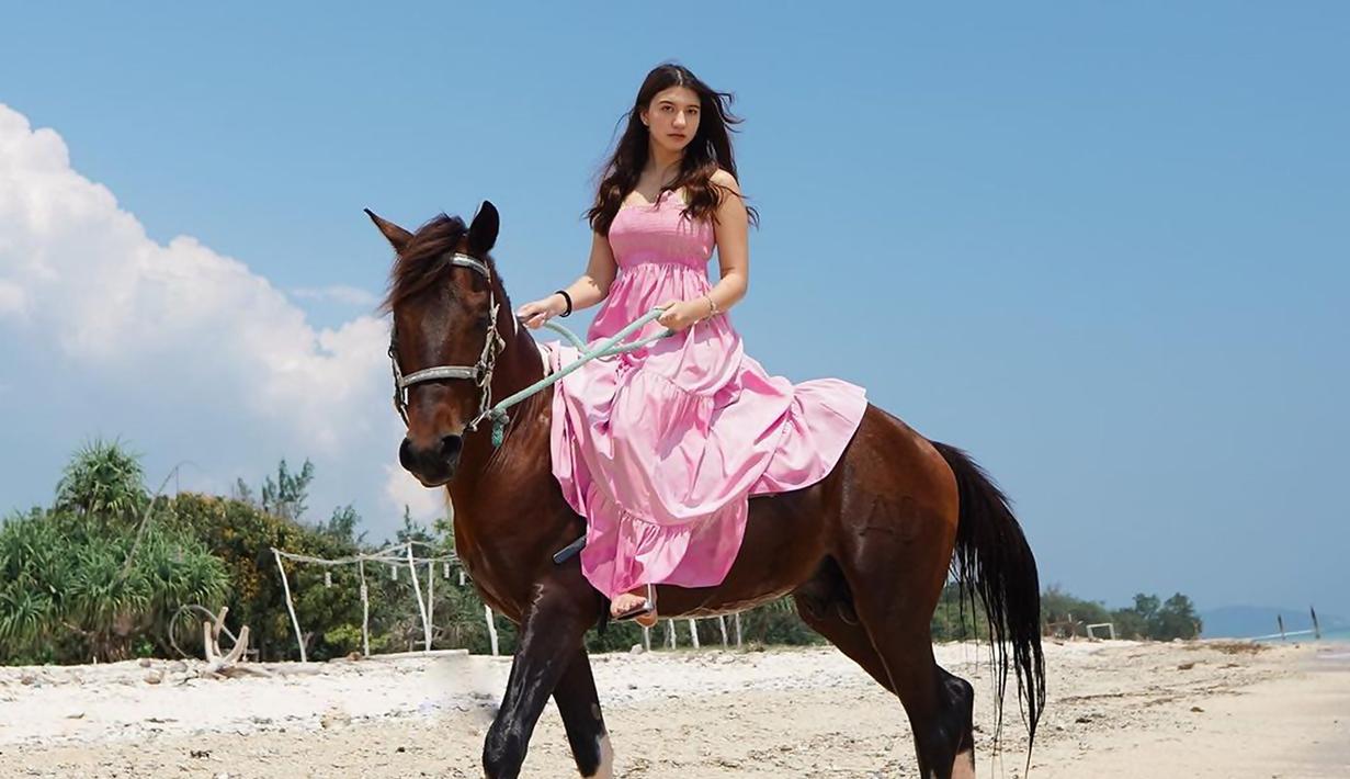 FOTO: Momen Liburan Cassandra Lee di Lombok, Naik Kuda di ...