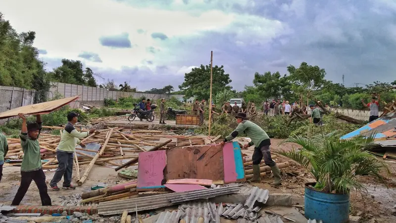 Puluhan bangunan liar semi permanen yang berdiri di sepanjang pesisir Kali Perancis, Benda, Tangerang, ditertibkan aparat gabungan.