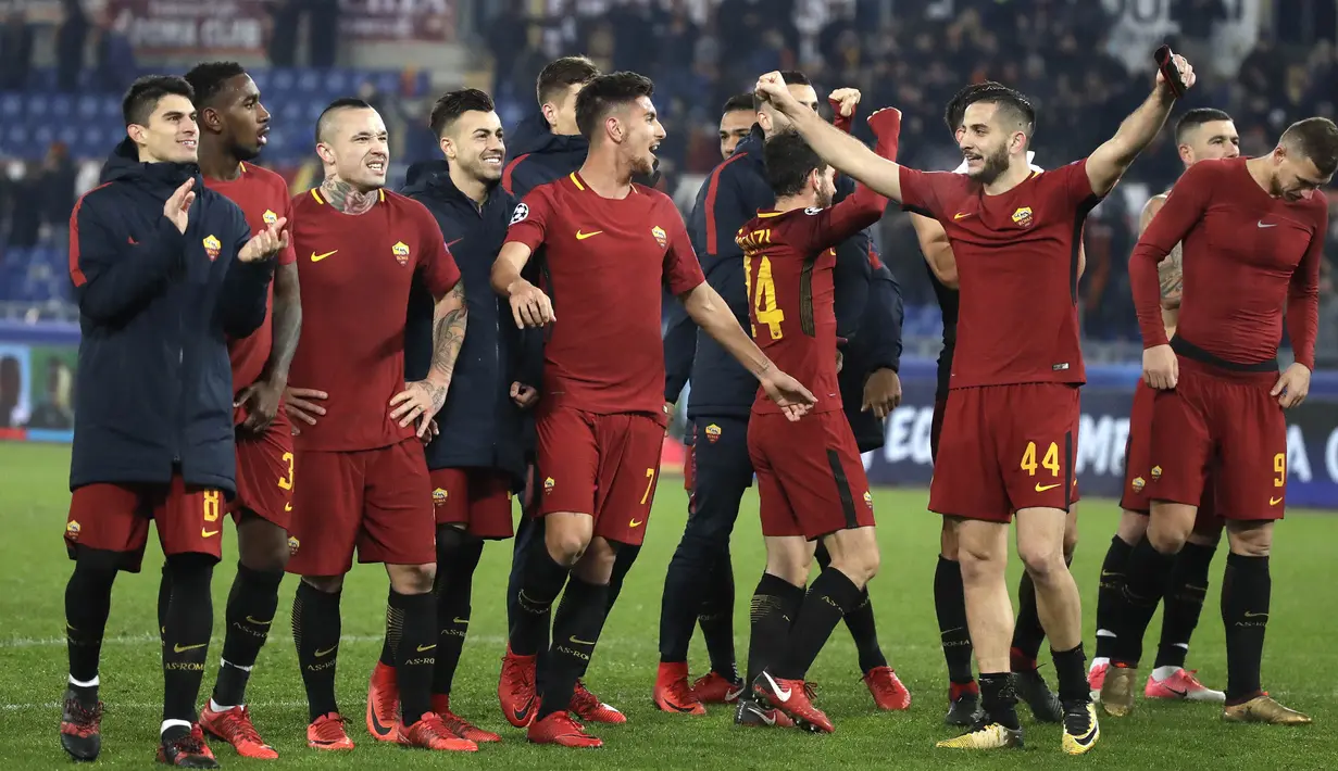 Para pemain AS Roma merayakan kemenangan atas Qarabag pada laga Liga Champions di Stadion Olimpico, Roma, Rabu (6/12/2017). AS Roma Menang 1-0 atas Qarabag. (AP/Alessandra Tarantino)