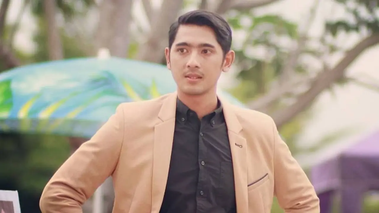 FOTO: Gaya Arya Saloka saat Pakai Jas Formal, Makin Memesona