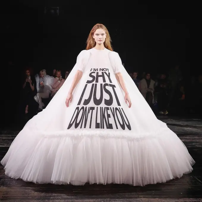 Gaun Meme Viktor and Rolf di Paris Haute Couture Fashion Week Spring/Summer 2019
