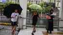 Jasa ojek payung ini hanya ada ketika hujan turun. (Liputan6.com/Angga Yuniar)