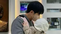 Unggah Foto Gendong Anak, Lee Seung Gi Ungkap Perasaannya Jadi Ayah