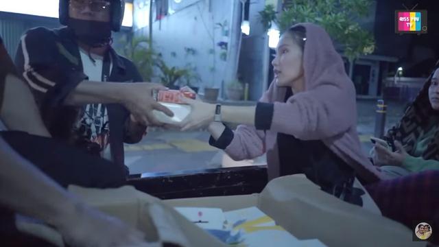 8 Potret Ayu Ting Ting Lakukan Sahur On The Road, Santai Naik Mobil Pick Up