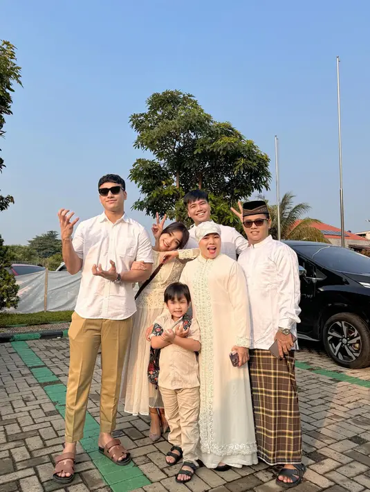 Potret Fuji dan keluarga sebelum atau setelah melaksanakan salat sunnah Idul Adha. Mereka kompak memperlihatkan senyuman. (Foto: Instagram/ fuji_an)