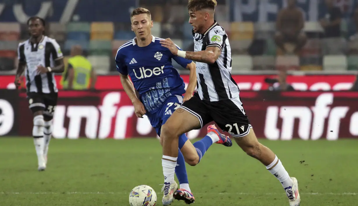 <p>Di laga ini, Como sebenarnya tampil dominan. Mereka mendominasi pengusaan bola. (Andrea Bressanutti/LaPresse via AP)</p>