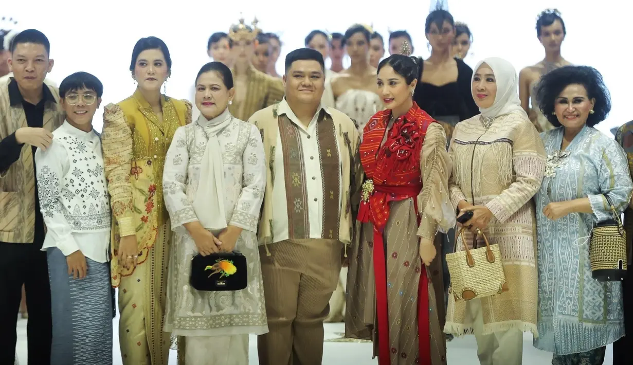 Ketiganya mengelaborasi wastra asal Medan yakni, ulos yang dikemas elegan dan modern. [Fimela/Bambang E. Ros]