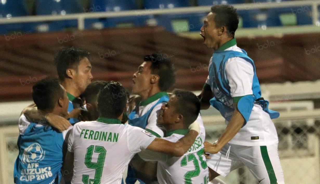 Para pemain Timnas Indonesia melakukan selebrasi usai menaklukkan Singapura pada laga Piala AFF 2016 di Filipina, Jumat (25/11/2016). (Bola.com/Nicklas Hanoatubun)