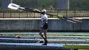 Seorang pendayung Inggris membawa dayung setelah sesi latihan jelang Olimpiade Tokyo 2020 di Sea Forest Waterway, Tokyo, Jepang, Minggu (18/7/2021). Olimpiade Tokyo 2020 dijadwalkan bergulir mulai 23 Juli hingga 8 Agustus 2021. (AP Photo/Jae C. Hong)