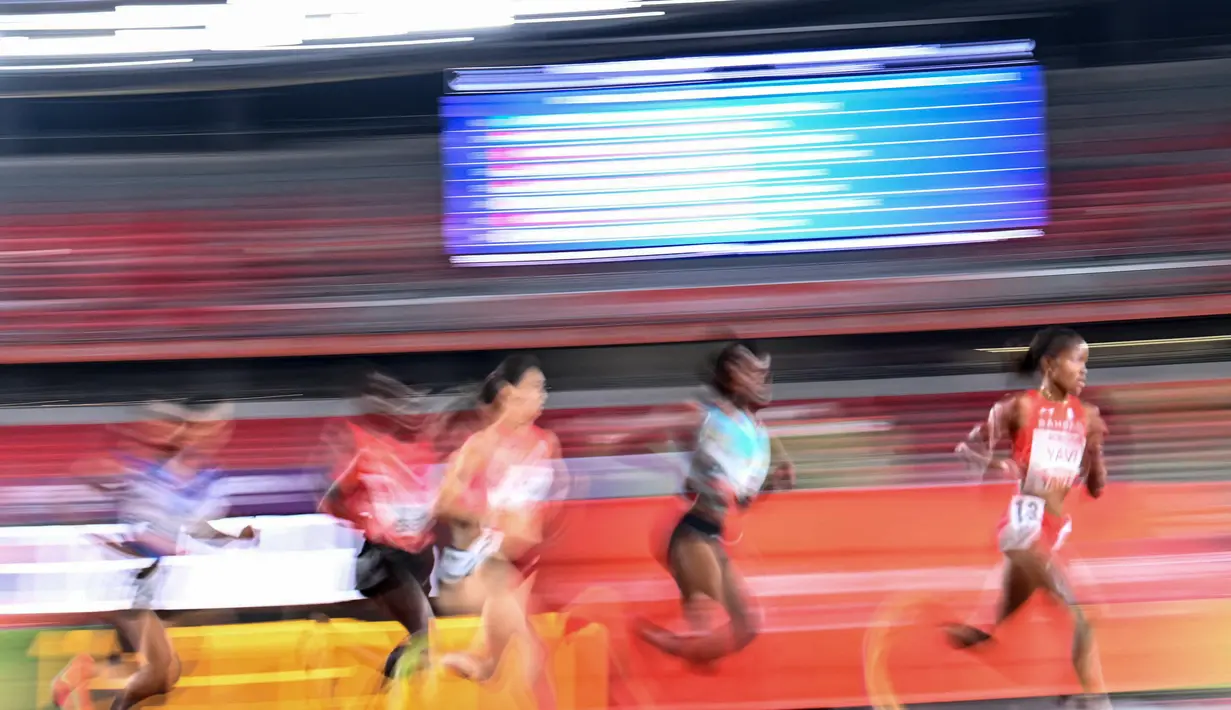 Atlet Bahrain Winfred Yavi (kanan) dan Kazakhstan Daisy Jepkemei (kedua kanan) bersaing dalam final 10.000 meter putri pada Asian Games 2026 di Nagoya, Jepang, Kamis (24/9/2026). (MOHD RASFAN / AFP)