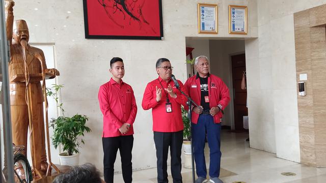 Sekjen PDIP Hasto Kristiyanto ditemani Ketua Bidang Kehormatan PDIP Komarudin Watubun menyampaikan keterangan pers usai memanggil Gibran Rakabuming Raka, Senin (22/5/2023).