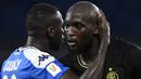 Bek Napoli, Kalidou Koulibaly, berusaha menenangkan striker Inter Milan, Romelu Lukaku, pada laga Coppa Italia di San Paolo, Minggu (14/5/2020). Kedua tim bermain imbang 1-1. (AFP/Filippo Monteforte)
