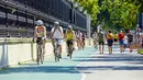 Orang-orang bersepeda di jalur khusus sepeda, Wina, Austria, 7 Agustus 2020.  Wina memiliki jalur khusus sepeda sepanjang kurang lebih 1.400 kilometer. (Xinhua/Georges Schneider)