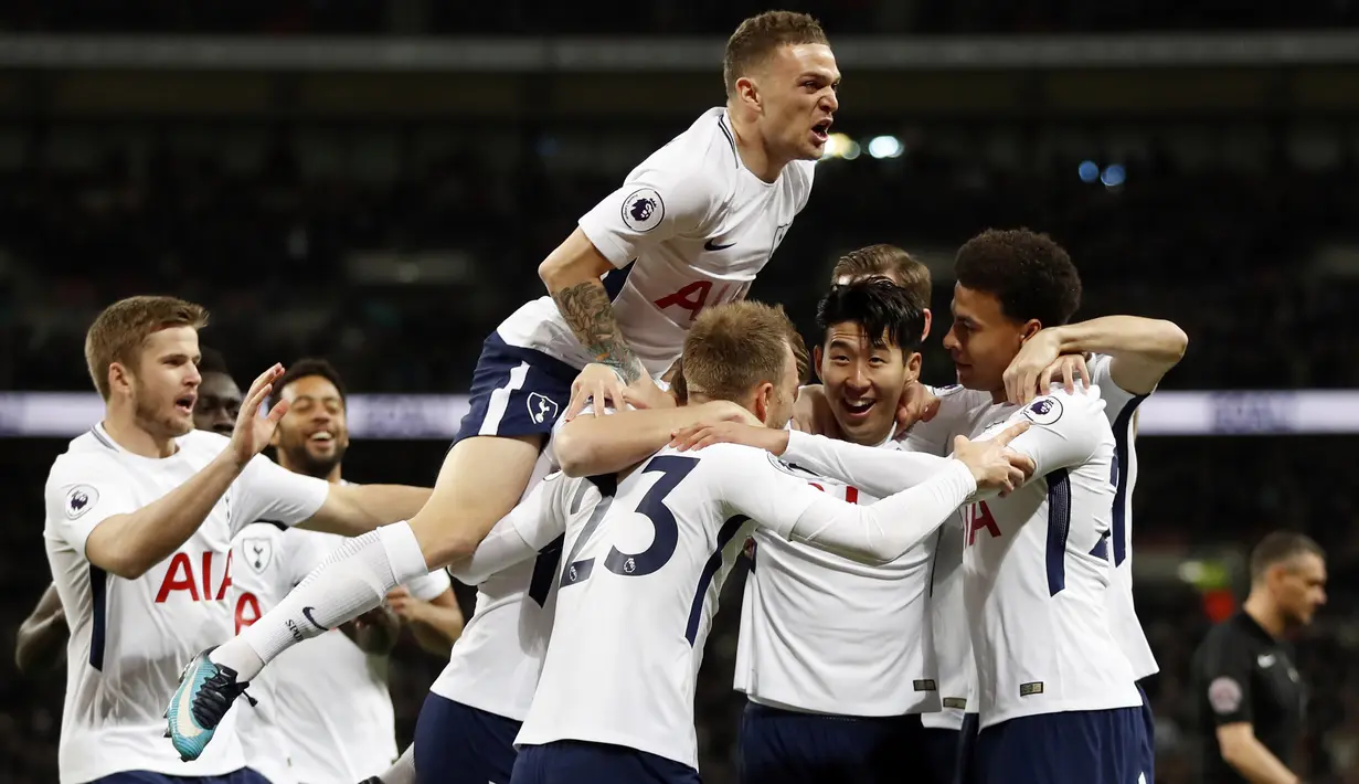 Para pemain Tottenham merayakan gol Christian Eriksen saat melawan Manchester United pada lanjutan Premier League di Wembley stadium, (31/1/2018). Spurs menang 2-0. (AP/Kirsty Wigglesworth)
