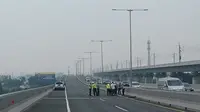 Kecelakaan beruntun melibatkan tujuh kendaraan terjadi di Tol Layang Sheikh Mohammed Bin Zayed (Tol MBZ) Tol Jakarta-Cikampek pada Sabtu 9 September 2023 diduga disebabkan oleh mobil yang dikendarai anggota TNI. (Merdeka.com)
