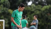 Pemain Timnas U-19, Charalambos Elias David berbincang dengan Indra Sjafri saat berlatih di Stadion Atang Sutresna Kopasus, Cijantung, Kamis (06/04/2017). Latihan bagian dari seleksi tim persiapan Piala AFF U-18 di Myanmar. (Bola.com/Nicklas Hanoatubun)