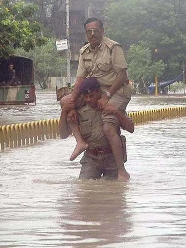 6 Tingkah Gokil Bapak-Bapak India Ini Absurd Banget, Enggak Habis Pikir