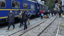 Penduduk dan pengunjung tiba di Machu Picchu, Peru dengan kereta pertama setelah layanan dari Ollantaytambo diperbarui, Rabu (8/2/2023). Layanan kereta api ke Machu Picchu di Peru sebagian diaktifkan kembali Rabu ini untuk mengangkut penduduk lokal, setelah penangguhan hampir tiga minggu karena blokade rel kereta api akibat protes anti-pemerintah yang mengguncang negara Andes. (Carolina Paucar / AFP)