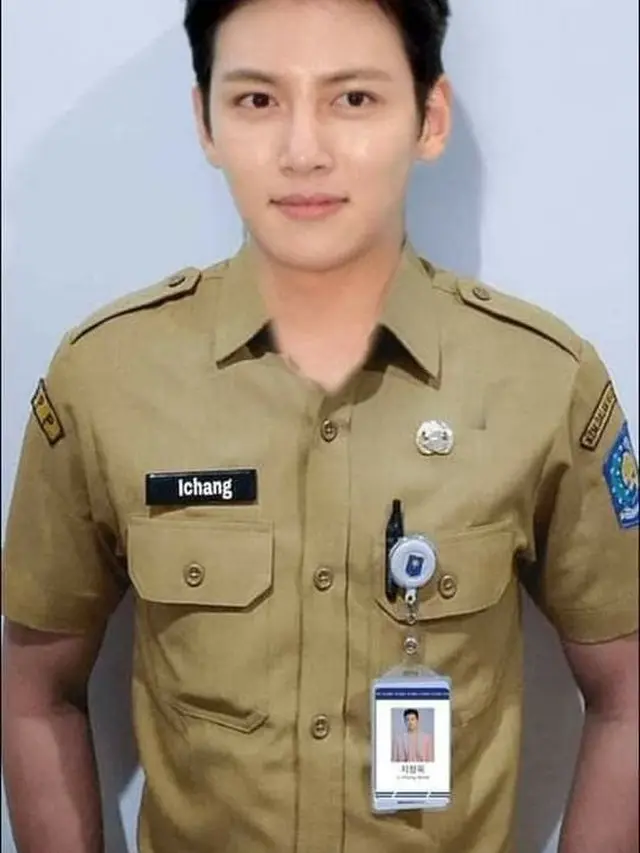 5 Editan Seleb Korea Pakai Seragam PNS Ini Cocok Banget