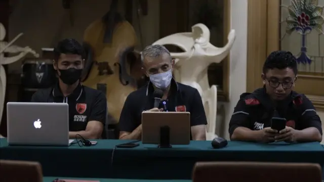 Pelatih PSM Makassar, Milomir Seslija (tengah)