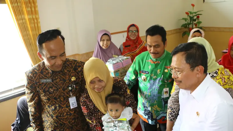 Saat ke Gresik, Jawa Timur, Menkes Terawan meminta puskesmas turut aktif melakukan upaya promotif dan preventif, termasuk mencegah stunting.