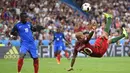 Pemain Portugal, Ricardo Quaresma, melakukan tendangan salto ke arah gawang Prancis pada laga final Piala Eropa 2016 di Stade de France, Saint-Denis, Senin (11/7/2016) dini hari WIB. (AFP/Francisco Leong)