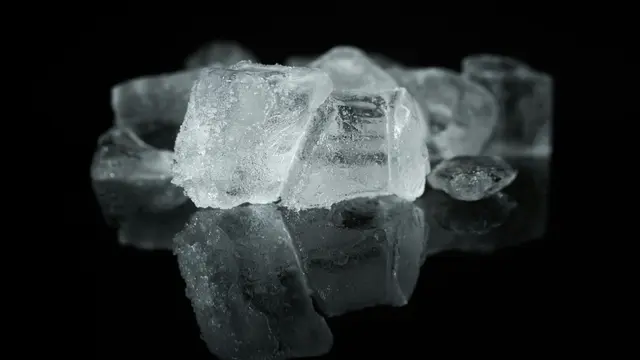 Kompres Dingin dengan Es Batu atau Sendok Dingin