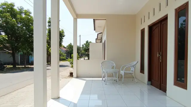 Model Teras Rumah yang Adem Tanpa Tanaman Mahal. Gemini