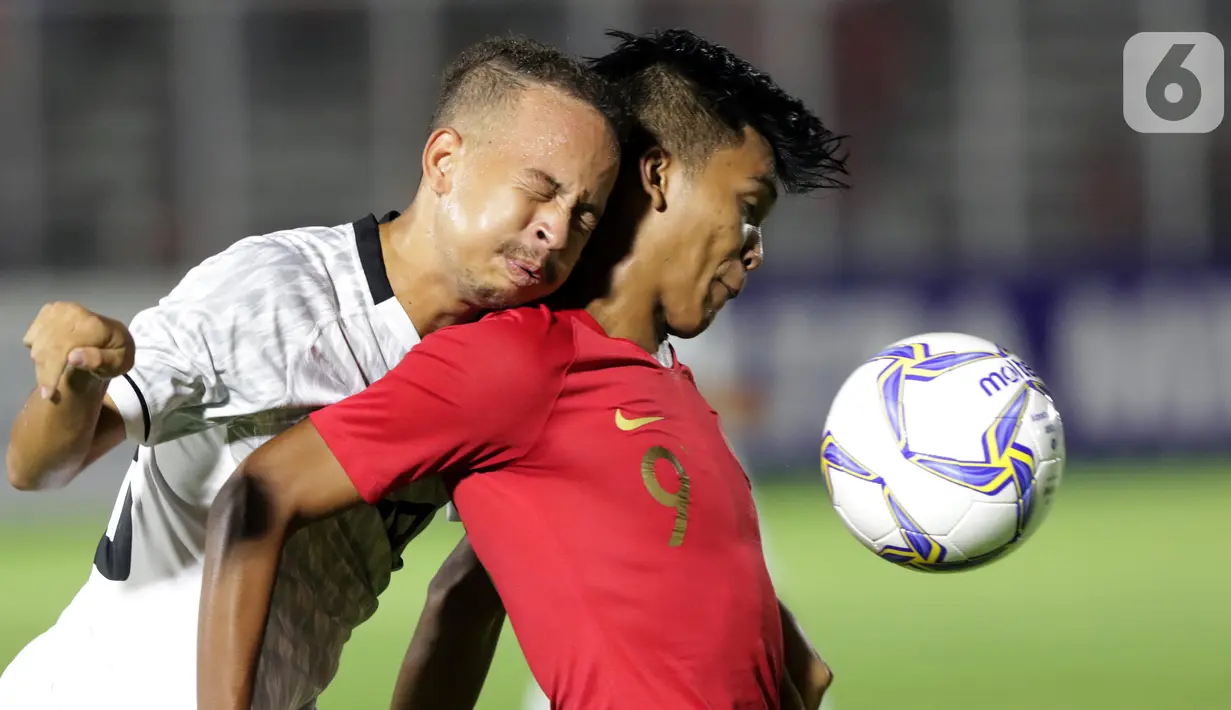 Pemain Timnas Indonesia U-19, Sutan Diego (kanan) berebut bola dengan pemain Timor Leste pada laga kualifikasi Grup K Piala AFC U-19 2020 di Stadion Madya Gelora Bung Karno, Jakarta, Rabu (6/11/2019). Indonesia unggul 3-1. (Liputan6.com/Helmi Fithriansyah)