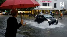 Banjir menyebabkan beberapa bangunan harus memompa air keluar.