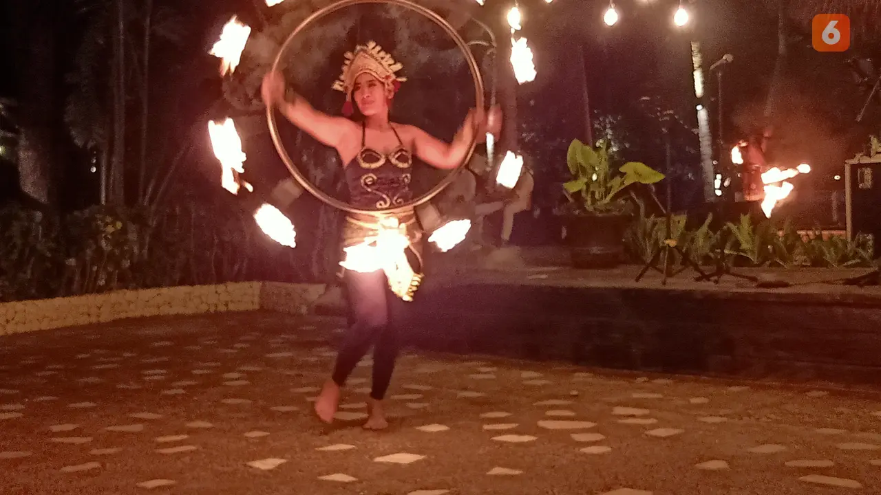 Tarian Api Penutup Malam Minggu di Nusa Dua Bali
