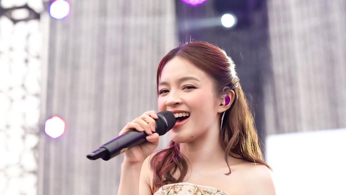 Potret Cantik Elsa Japasal dengan Bustier Bunga dan Kain Saat Manggung, Tampil Culture ala Gen Z