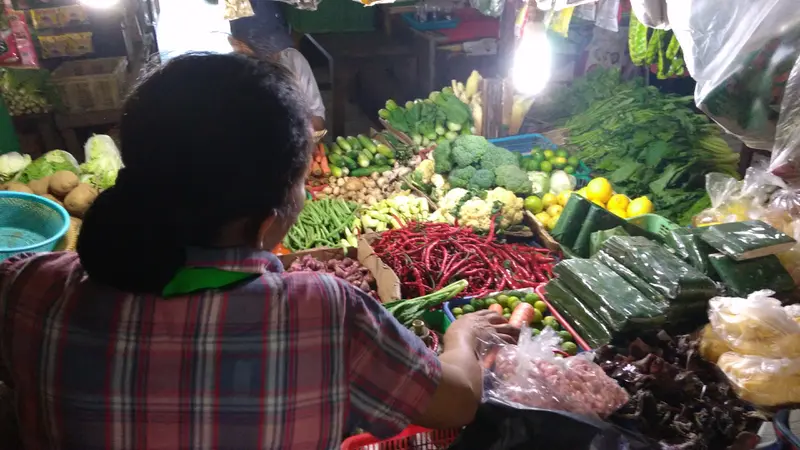 Pedagang sayur dan cabai di Pasar Slipi