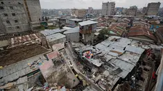 Pemandangan puing-puing dari bangunan lima lantai yang runtuh di daerah permukiman ibu kota Kenya, Nairobi, Minggu (4/6). Akibat insiden ini, tiga orang tewas seketika tertimpa reruntuhan. (AP Photo/Ben Curtis)