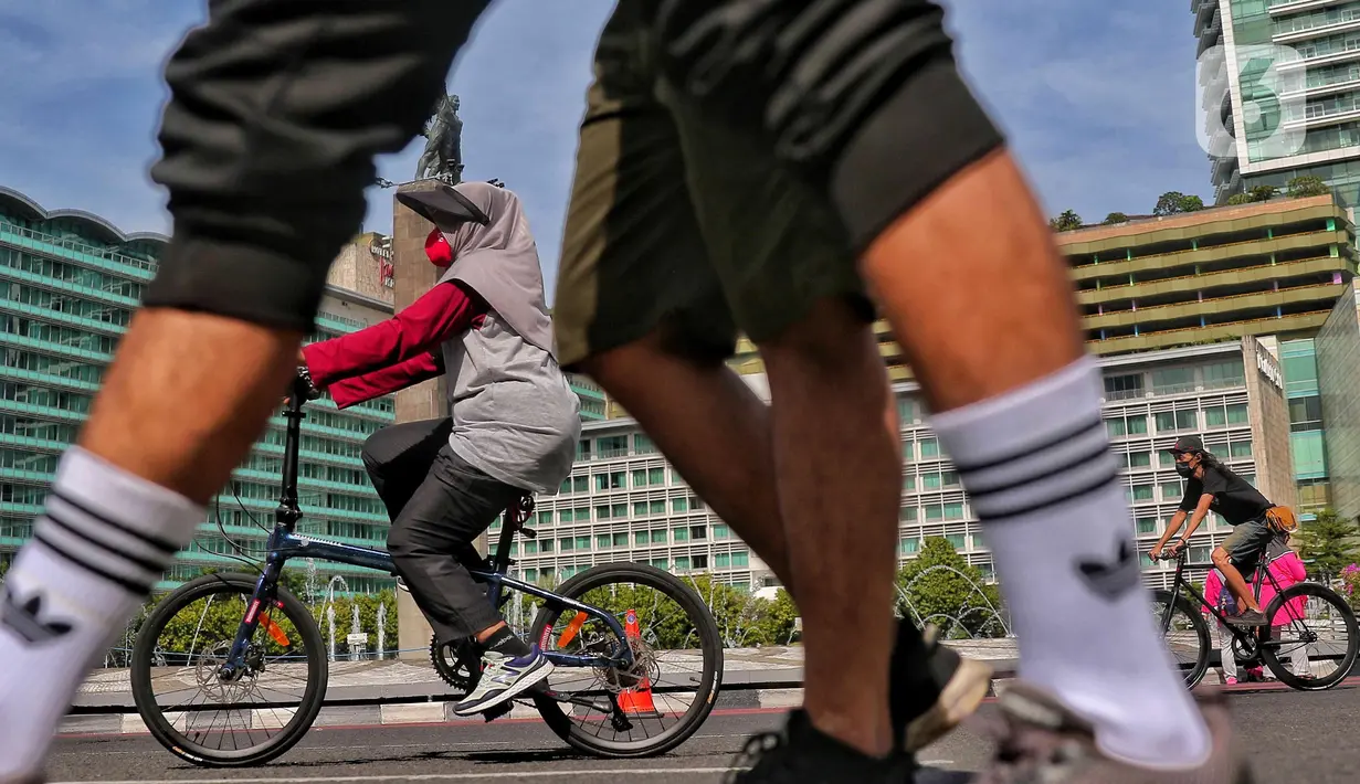 Warga bersepeda saat Car Free Day di Kawasan Bundaran HI, Jakarta, Minggu (4/9/2022). Pemerintah Provinsi DKI Jakarta akan memiliki jalur sepeda hingga 309,5 kilometer. (Liputan6.com/Angga Yuniar)