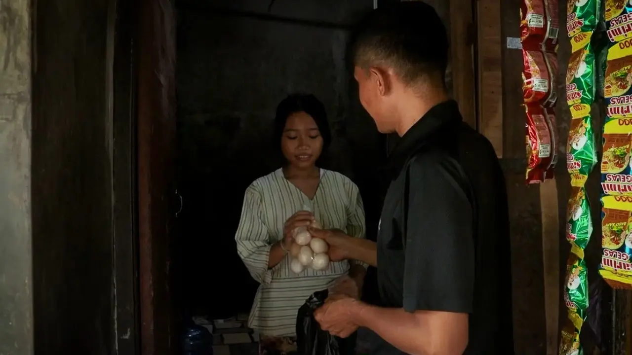 Aiptu Marjoko berbagi telur untuk anak yatim dan tetangga yang tak mampu. (Foto: Liputan6.com/Humas Polres Pemalang)