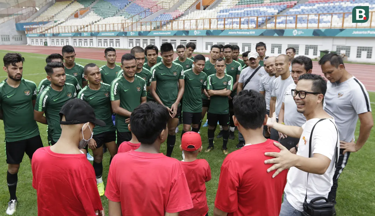 Pemain Timnas Indonesia berjumpa dengan anak-anak pasien kanker saat latihan di Stadion Wibawa Mukti, Jawa Barat, Senin (5/11). Pemusatan latihan Timnas ini merupakan persiapan jelang Piala AFF 2018. (Bola.com/M Iqbal Ichsan)