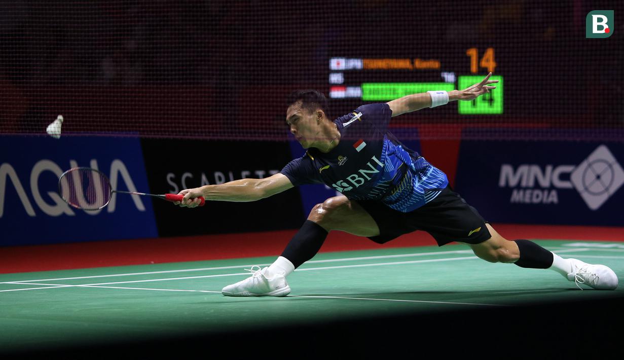 <p>Pebulu tangkis tunggal putra Indonesia, Jonatan Christie saat menghadapi tunggal putra Jepang, Kanta Tsuneyama pada laga babak 32 besar Kejuaraan bulu tangkis Indonesia Open 2023 di Istora Senayan, Jakarta, Rabu (14/6/2023). Jonatan Christie menang dua game langsung 21-17, 21-10. (Bola.com/Bagaskara Lazuardi)</p>
