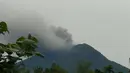Kondisi Gunung Agung di Kabupaten Karangasem, Bali kembali mengeluarkan awan asap, Selasa (21/11). Saat ini, Gunung Agung sendiri berada dalam status siaga 3. (twitter.com/bnpb_indonesia)