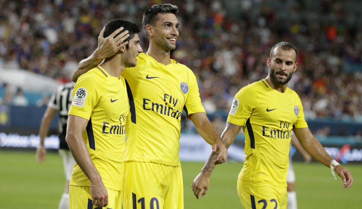 Para pemain Paris St Germain merayakan gol yang dicetak Javier Pastore ke gawang Juventus pada laga ICC di Stadion Hard Rock, Florida, Rabu (26/7/2017). Juventus menang 3-2 atas PSG. (AP/Lynne Sladky)