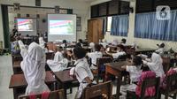 Antusias murid kelas 1 saat Masa Pengenalan Lingkungan Sekolah (MPLS) di Sekolah Dasar (SD) Negeri Jati 06 Pagi, Pulogadung, Jakarta Timur, Senin (11/7/2022). Dinas Pendidikan Dan Kebudayaan Provinsi DKI Jakarta memulai Tahun Ajaran Baru 2022/2023 pada hari ini secara Pembelajaran Tatap Muka (PTM) 100 persen. (merdeka.com/Iqbal S. Nugroho)