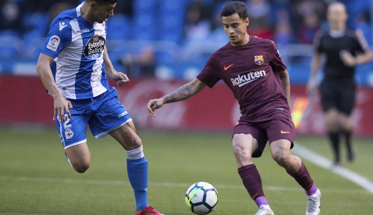 Gelandang Barcelona, Philippe Coutinho, berusaha melewati bek Deportivo La Coruna, Juanfran, pada laga La Liga di Stadion Riazor, Senin (30/4/2018). Barcelona menang 4-2 atas Deportivo La Coruna. (AP/Lalo R. Villar)