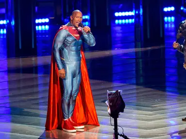 Aktor Dwayne Johnson (kiri) dan Kevin Hart menjadi pembawa acara MTV Movie Awards 2016  di Warner Bros Studios, California, (9/4). Uniknya Dwayne dan kevin mengenakan kostum Superman dan Batman saat membawakan acara tersebut. (CHRISTOPHER POLK/AFP)   