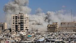 Pejabat pertahanan sipil Gaza melaporkan kehancuran lebih dari 50 bangunan pada Minggu 7 September 2025. Sementara 100 lainnya rusak sebagian, termasuk bangunan bertingkat tinggi yang menampung ribuan penduduk. (Omar AL-QATTAA/AFP)